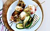 Grillede fiskespyd med pancetta, squash og pestobrød
