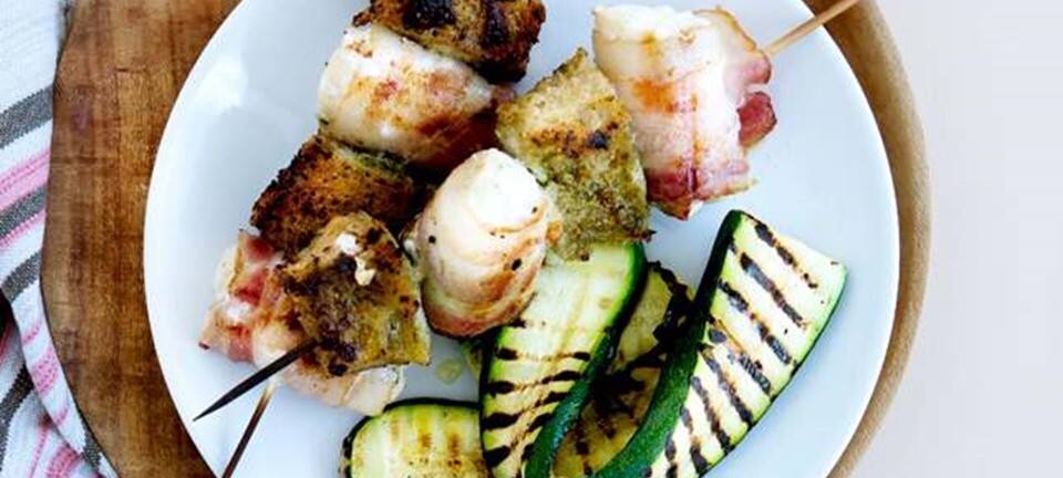 Grillede fiskespyd med pancetta, squash og pestobrød