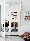 En lyskæde fra Ikea er den enkle pynt på glasdøren imellem stue og spisestue.