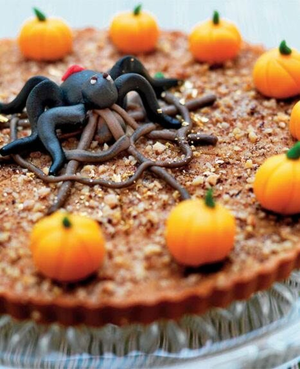 Halloweenkage med græskar: Forrygende flot Halloweentærte