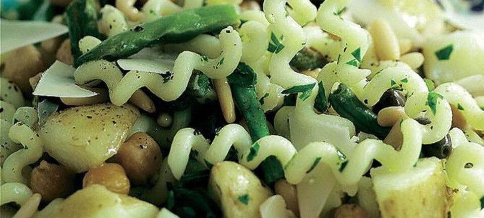 Pasta med bønner, kartofler og kikærter
