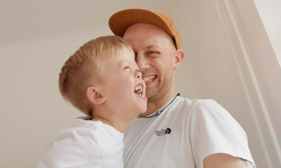 Elliot med dværgvækst og far