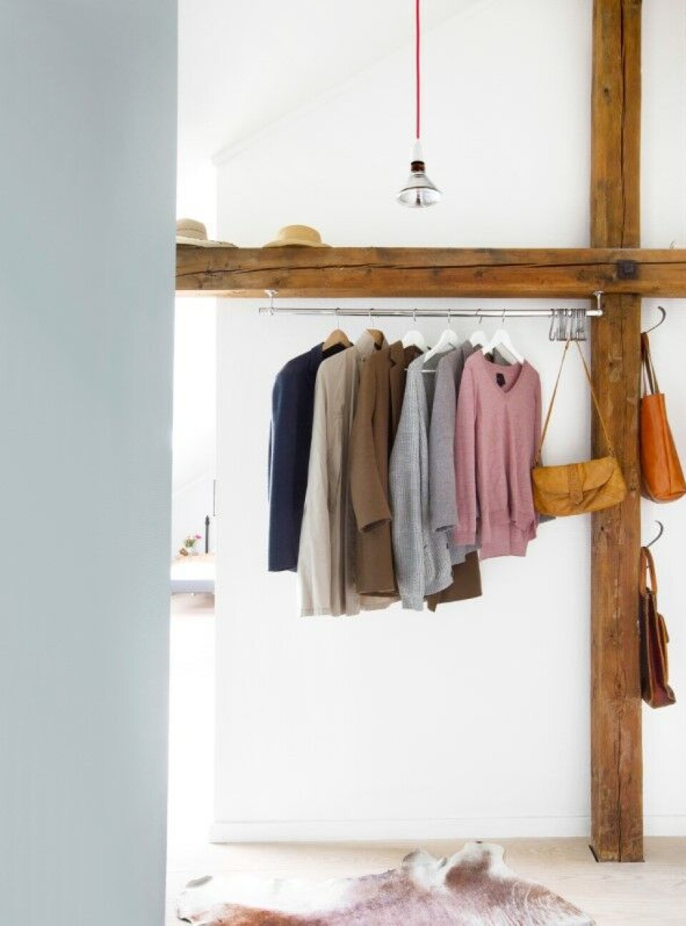 Parret har skruet en garderobestang fast i et af de gamle spær.