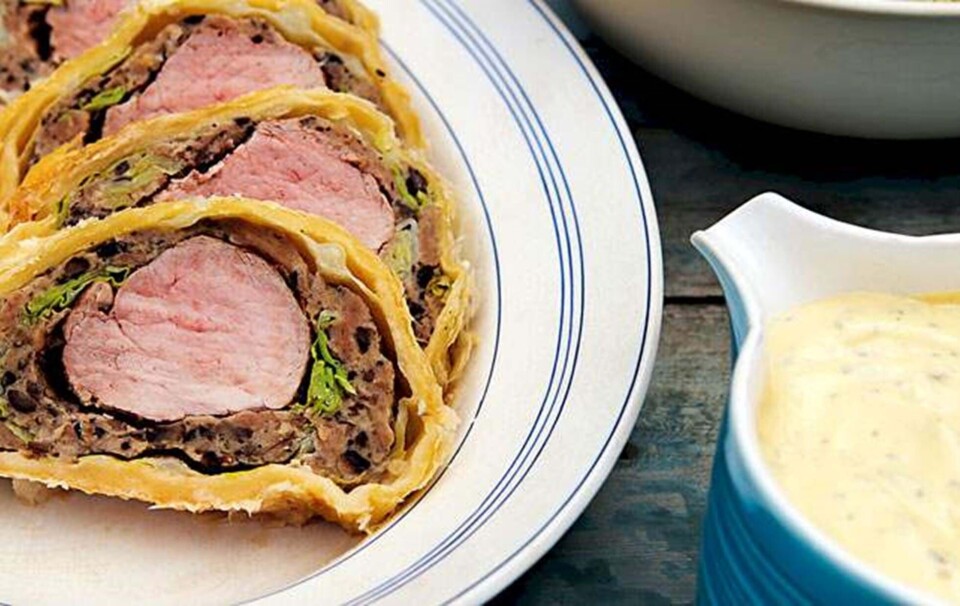 Opskrift på indbagt svinemørbrad med hasselbagte kartofler og estragonsauce