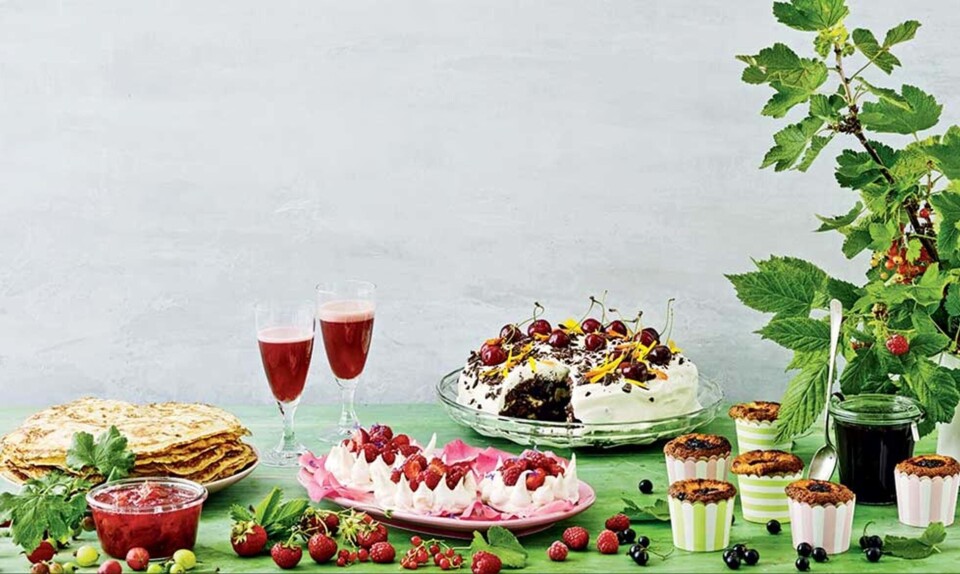 Desserter med jordbær, stikkelsbær, hindbær, ribs, solbær og kirsebær