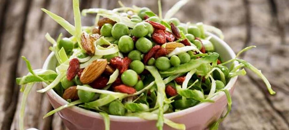 Sommerkål med chilidressing, ærter, gojibær, og mandler