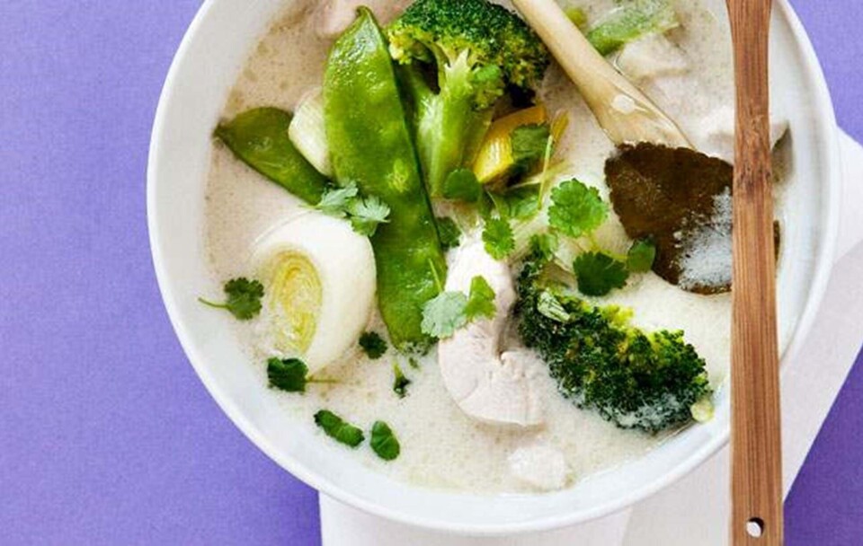 Opskrift på kokossuppe med grøn karry, kylling og grønt