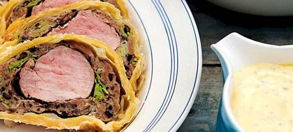 Karolines køkken: Indbagt svinemørbrad med hasselbagte kartofler og estragonsauce