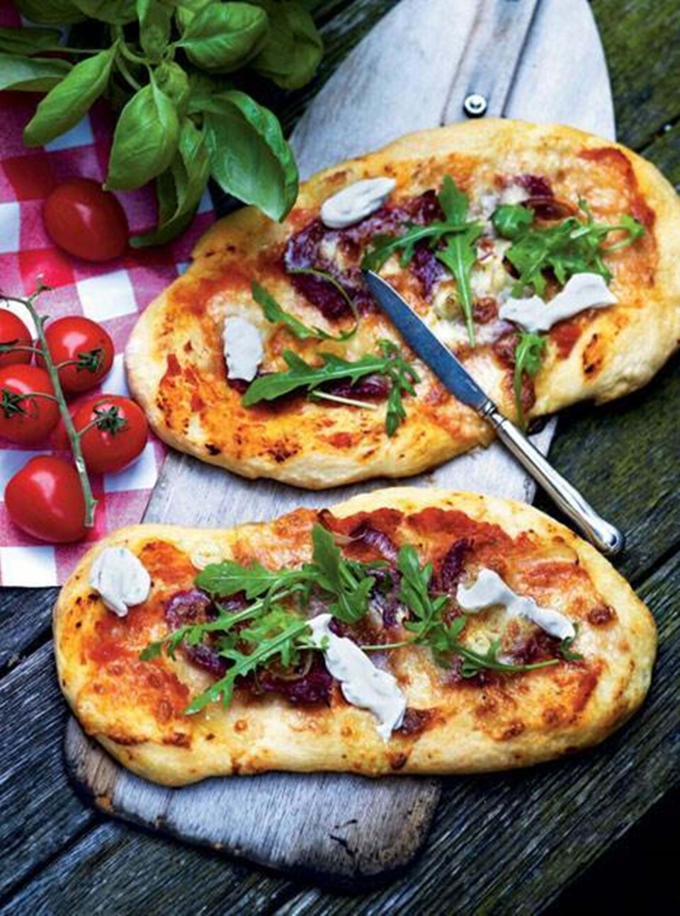 Pizza med krydret oksekød, salat og dressing