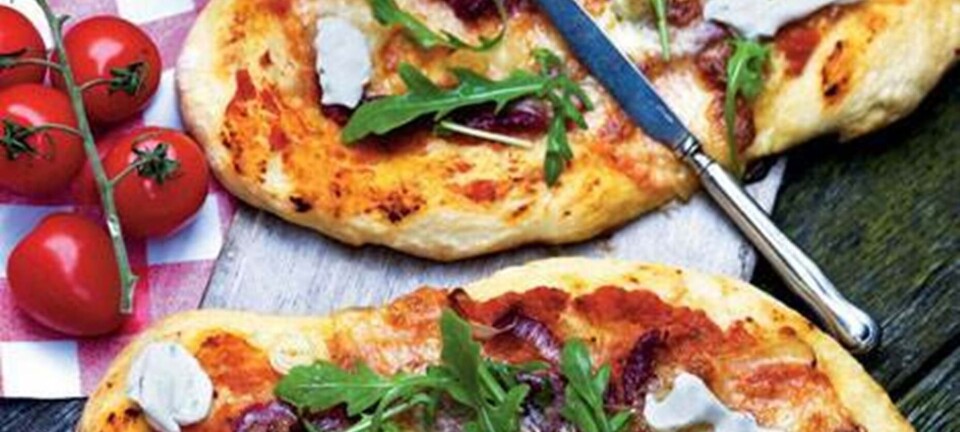 Pizza med krydret oksekød, salat og dressing