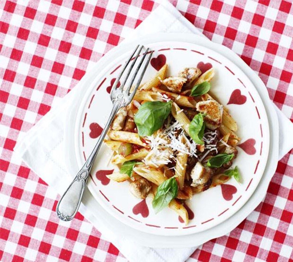 Pasta med chili-tomat-sauce og kylling