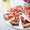Jordbærpizza med bricohedej og græsk yoghurt