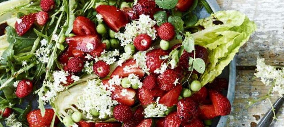 Salat med jordbær, balsamico og hyldeblomst