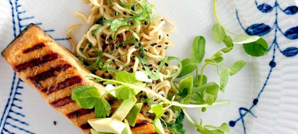 Teriyakilaks med nudler i grøn te