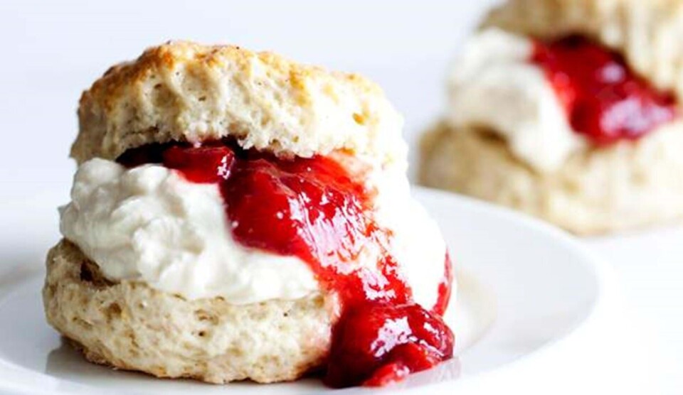 Scones opskrift med jordbærsyltetøj og flødeskum