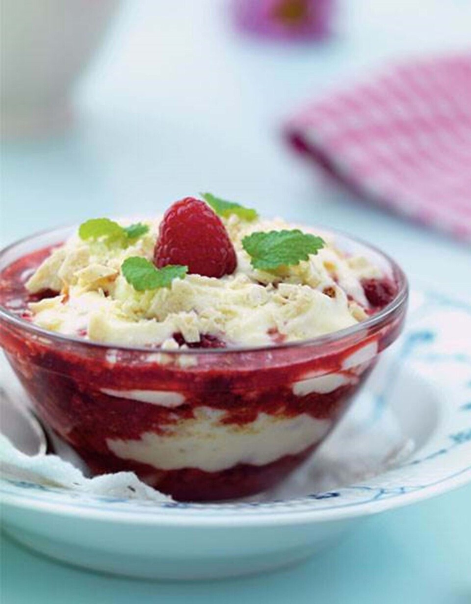 Trifli med hindbær, ribs og hvid chokolade