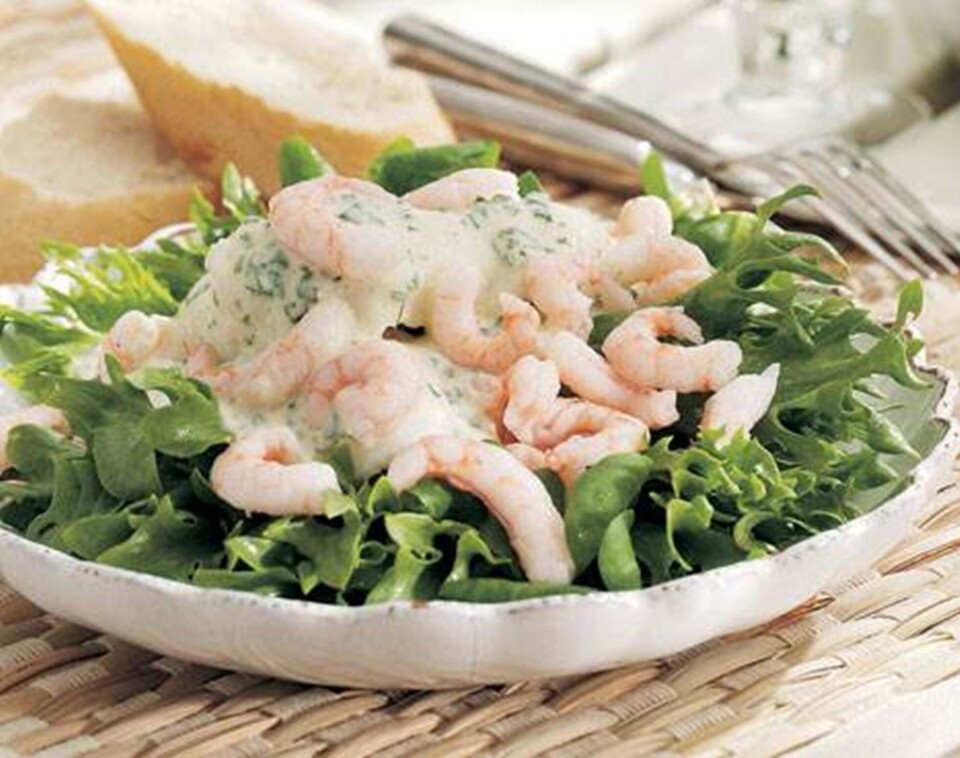 Rødspættefileter med rejer og salat