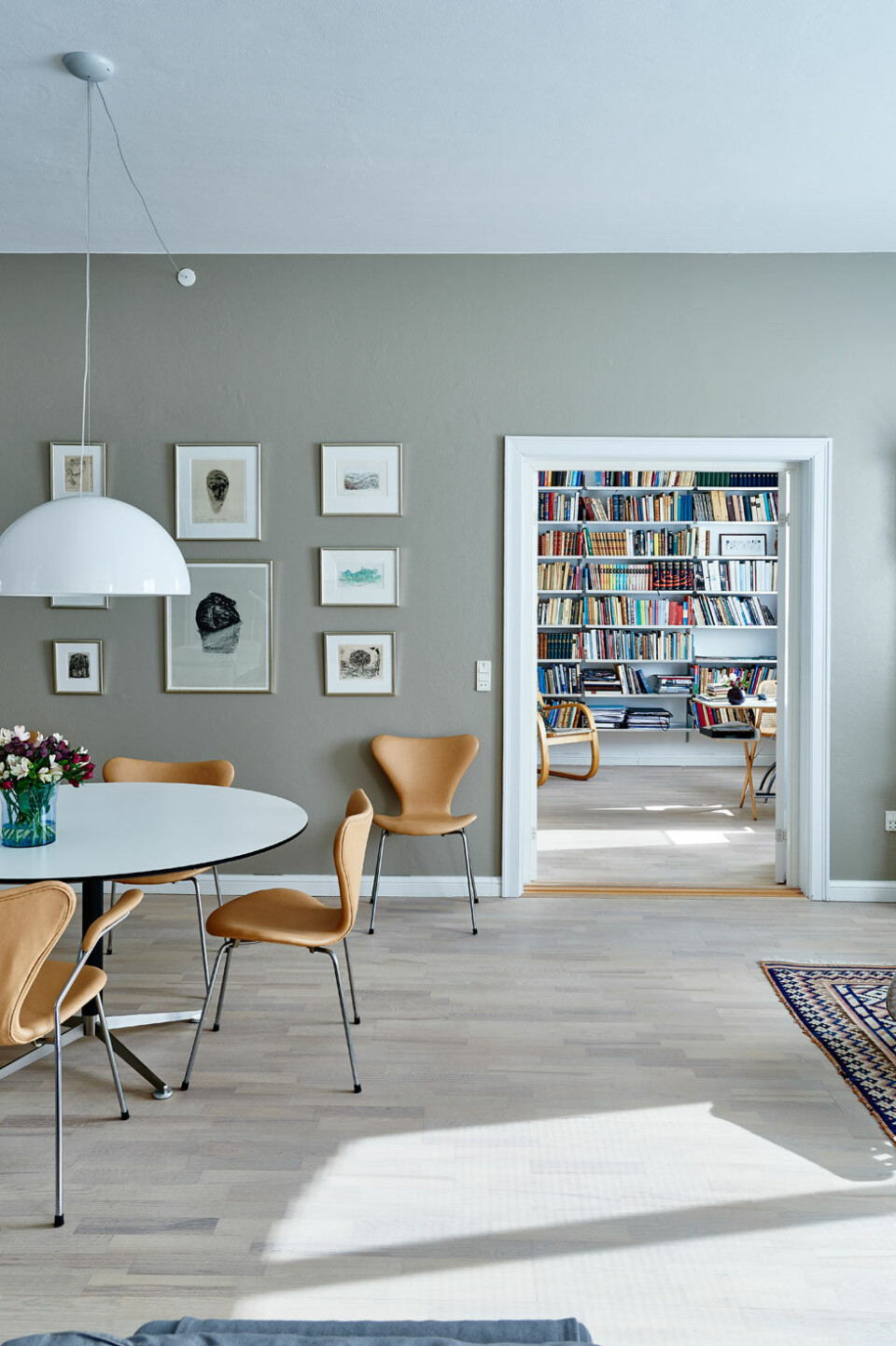 Udefra ligner huset et pakhus, men når man kommer indenfor, åbner der sig en helt moderne verden
