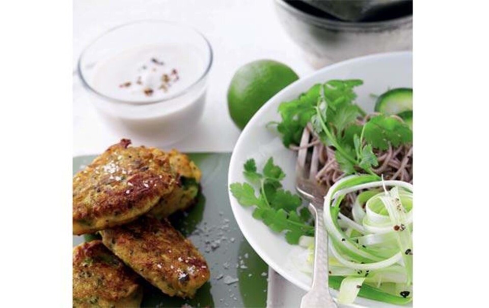 hjemmelavet fiskefrikadeller med agurkesalat