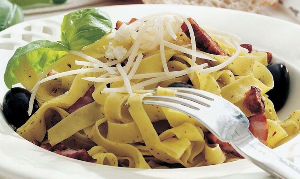 Nem pasta med bacon og pesto