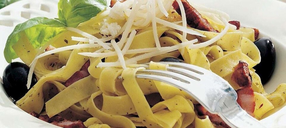 Nem pasta med bacon og pesto