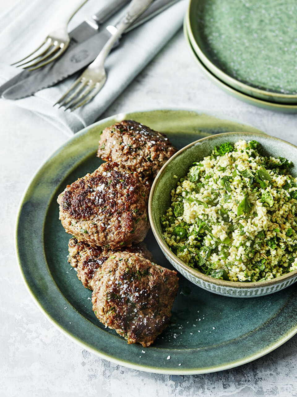 Hakkebøf med krydderurter og grøn bulgur