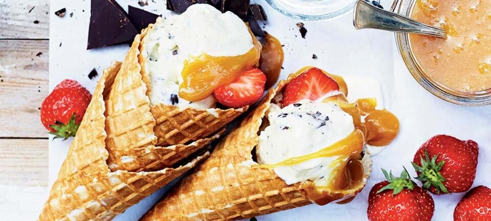 Italiensk stracciatella med saltkaramelsauce og jordbær