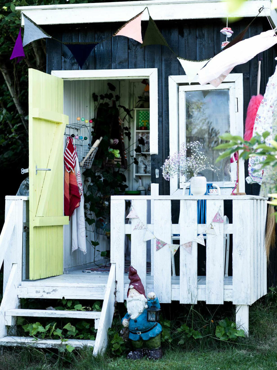 Legehuset er bygget af trykimprægneret træ. Det er hævet 40 cm over jorden for at der kunne etableres en veranda med en lille trappe. Det er efterfølgende malet sort og hvidt, så det matcher familiens hus. Døtrene elsker gul, og derfor blev døren lysegul.