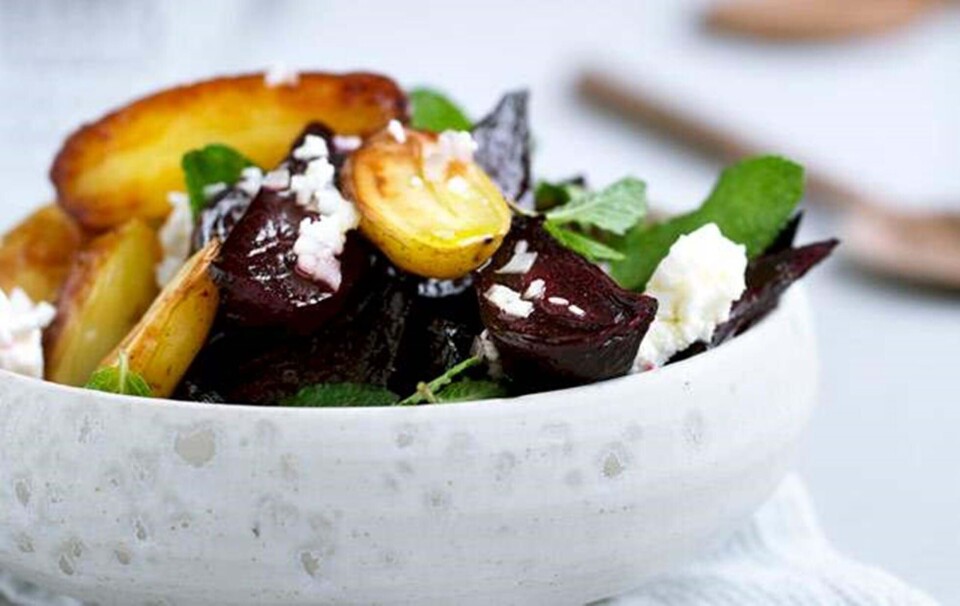 Bagte rødbeder og kartofler med feta og mynte