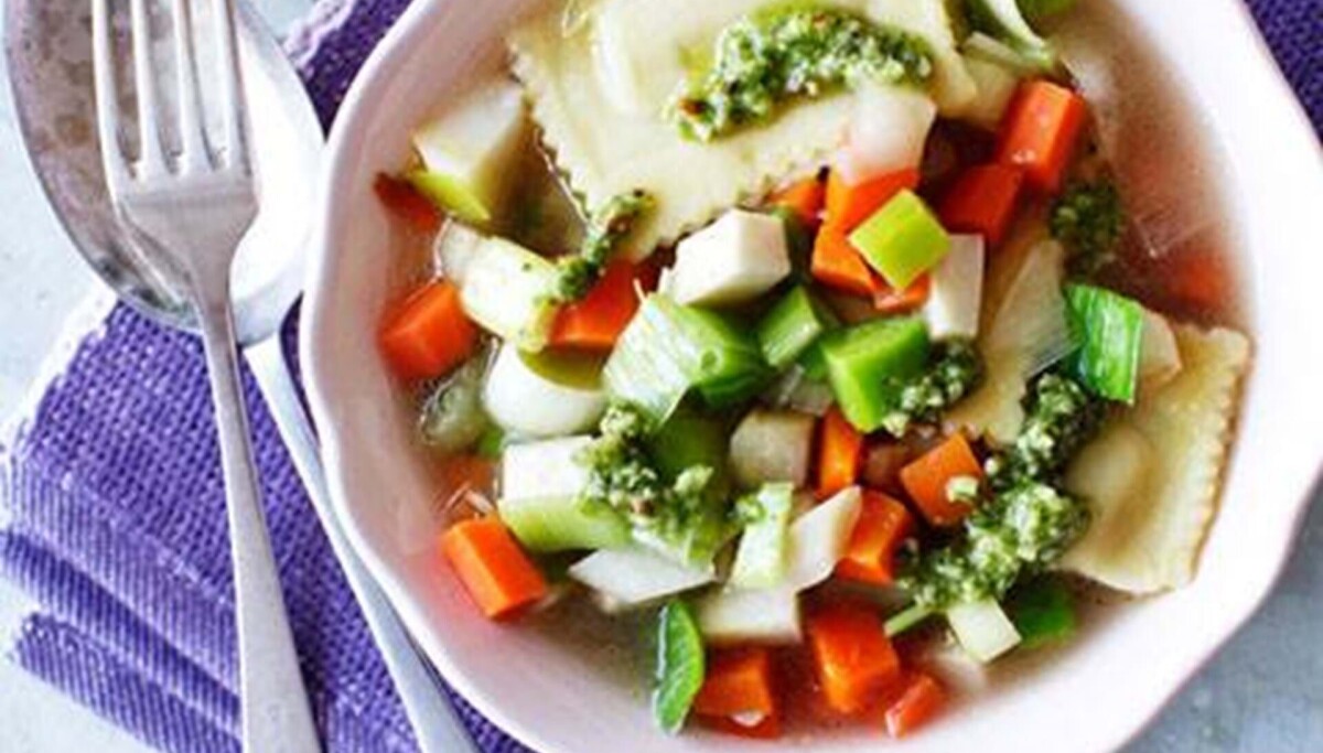 Suppe med ravioli opskrift - Hendes Verden