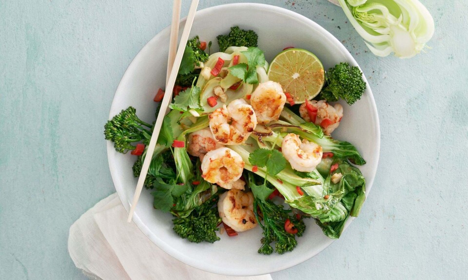 Wok-stegte rejer med pak choi & aspargesbroccoli
