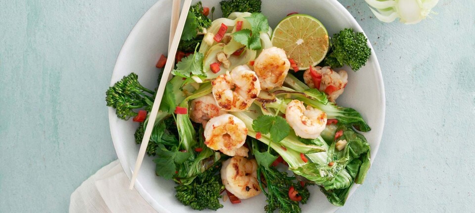 Wok-stegte rejer med pak choi & aspargesbroccoli