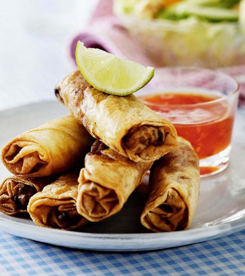 Thaiforårsruller med sød chilisauce
