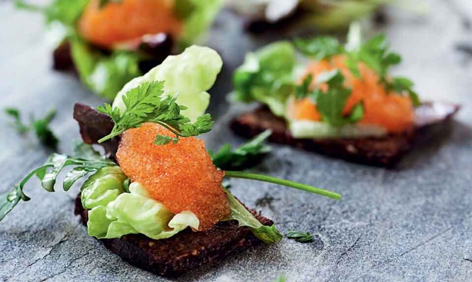 Opskrift på rugbrød med løjrom og krydderurtecreme