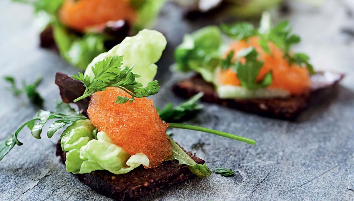 Ristet rugbrød med løjrom og vidunderlig krydderurtecreme - ALT.dk