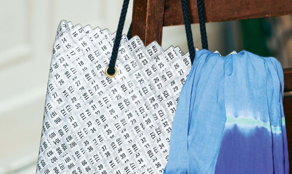 Taske af flettede målebånd