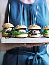 To lækre snacks: miniburgere og tærter