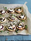 To lækre snacks: miniburgere og tærter
