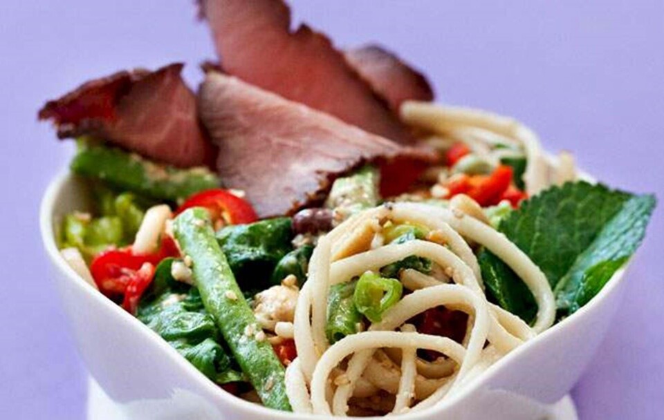Opskrift på nudelsalat med peanutdressing og roastbeef