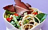 Nudelsalat med peanutdressing og roastbeef