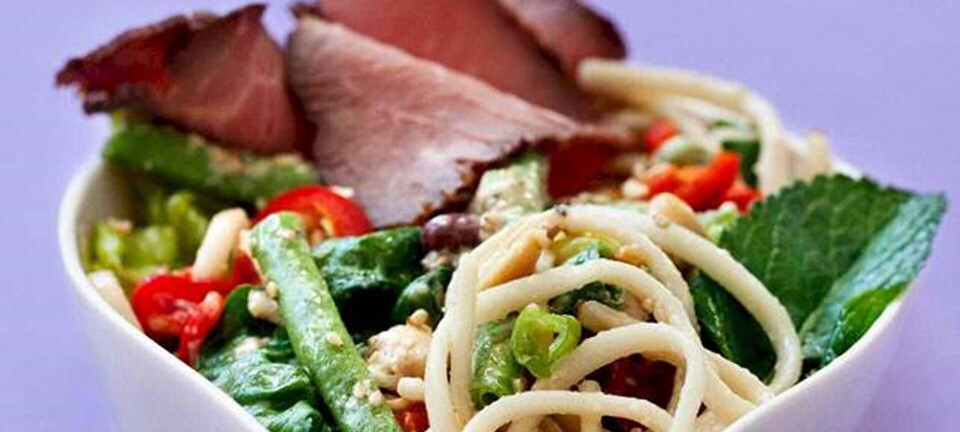 Nudelsalat med peanutdressing og roastbeef