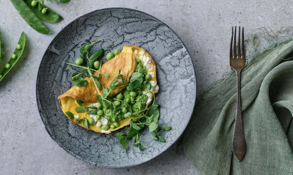 Omelet med ærtemos og gedeost