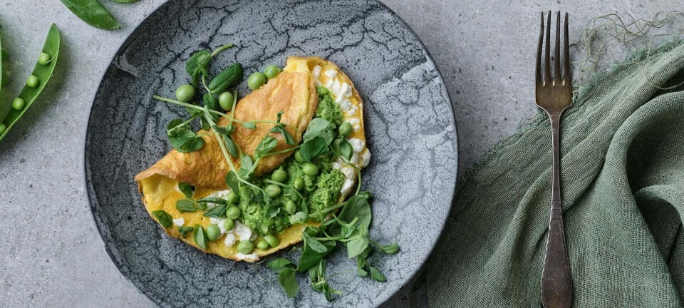 Omelet med ærtemos og gedeost