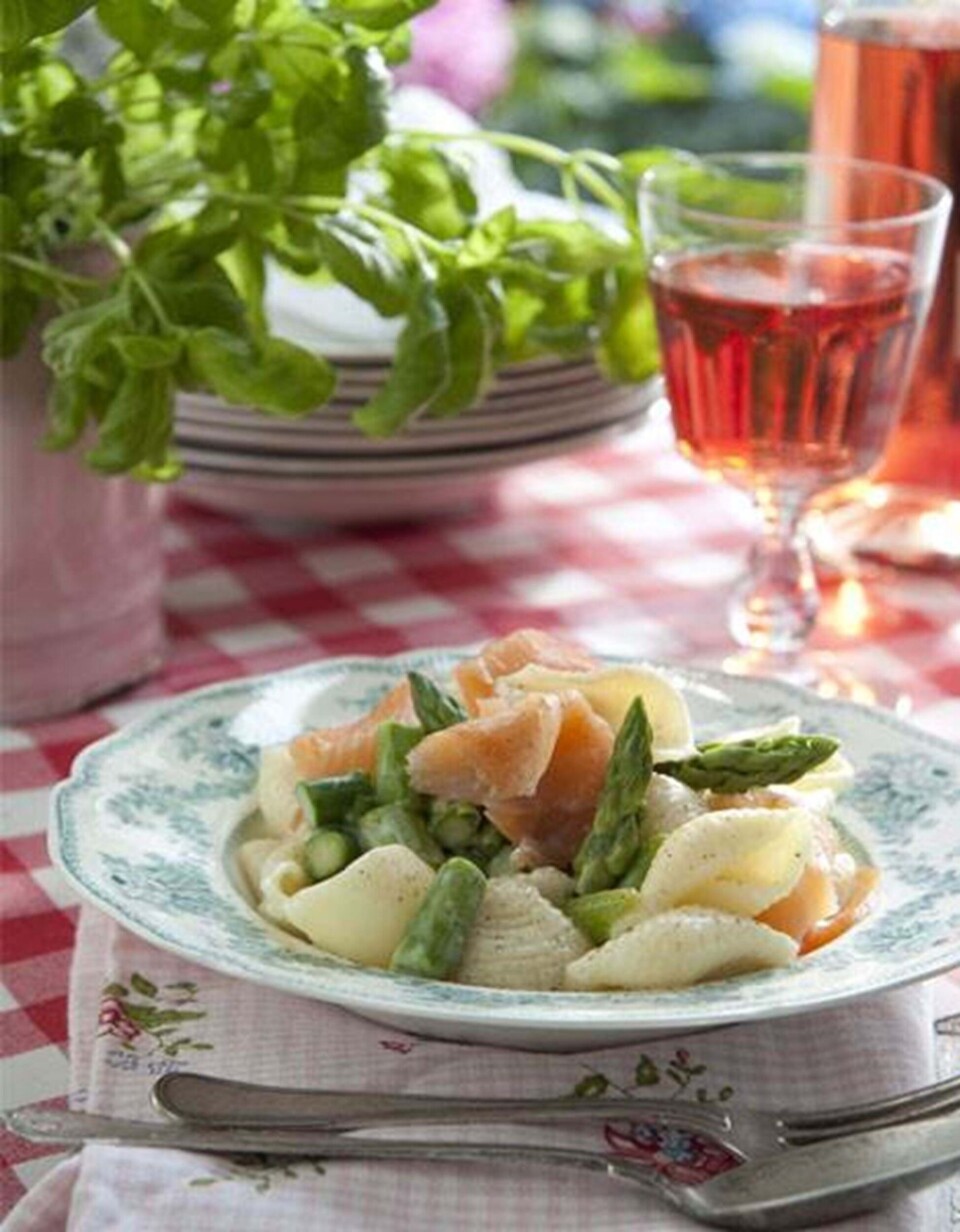 Pasta med røget laks og asparges