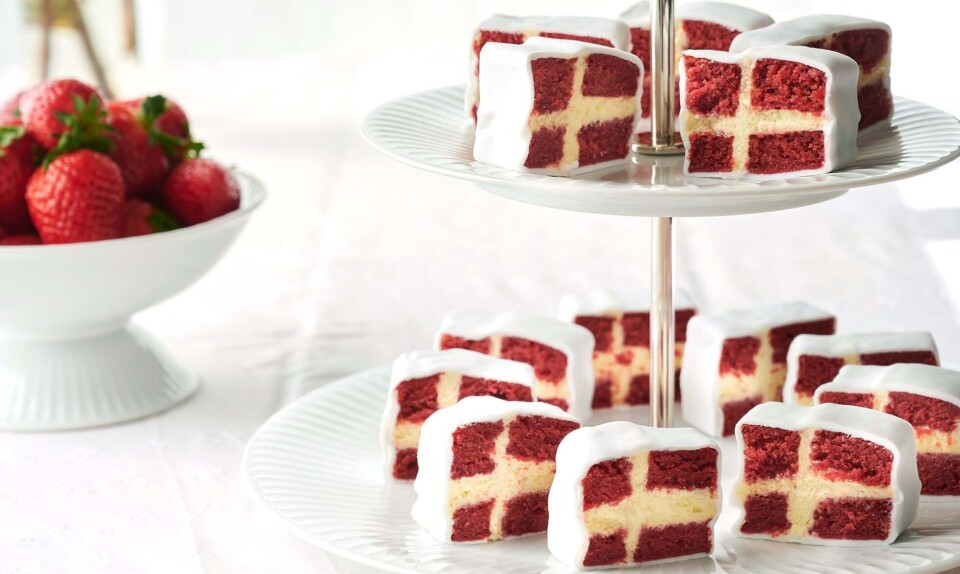 Petit fours i rødt og hvidt