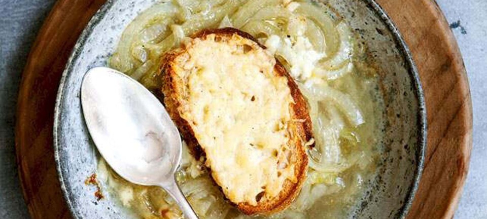 Simpel løgsuppe med ostebrød