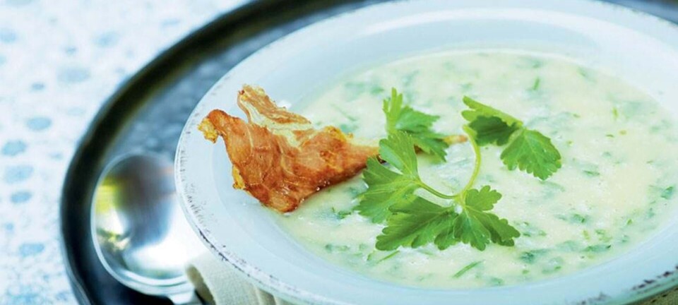Kartoffelsuppe med persille og sprød spegeskinke