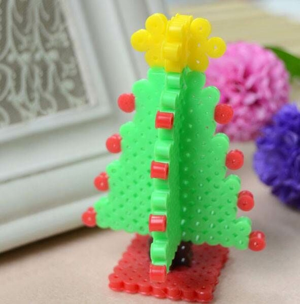 Juletræ med pynt i hama perler.