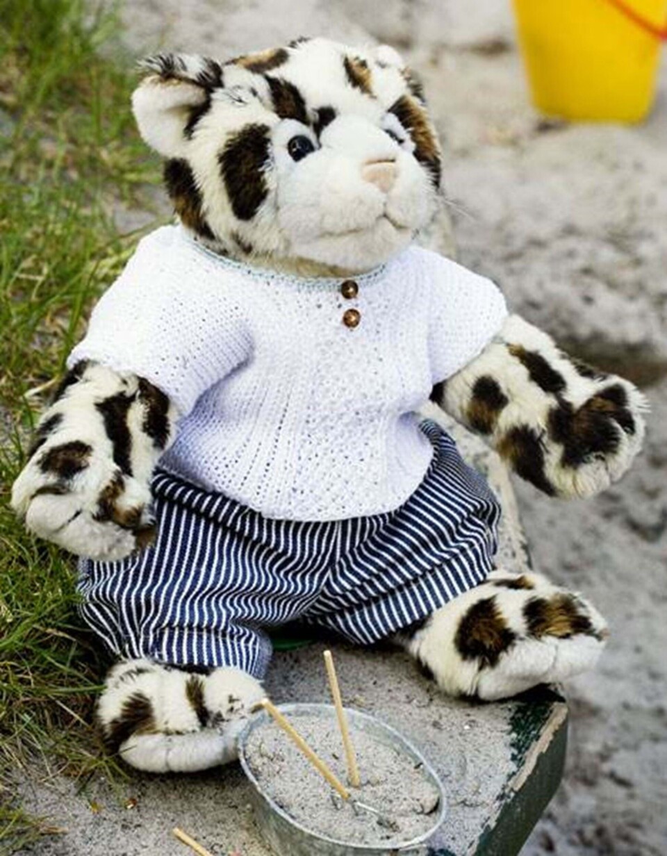 Hvid bluse og mælkedrengestribede shorts til Build-a-Bear fra Hendes Verden
