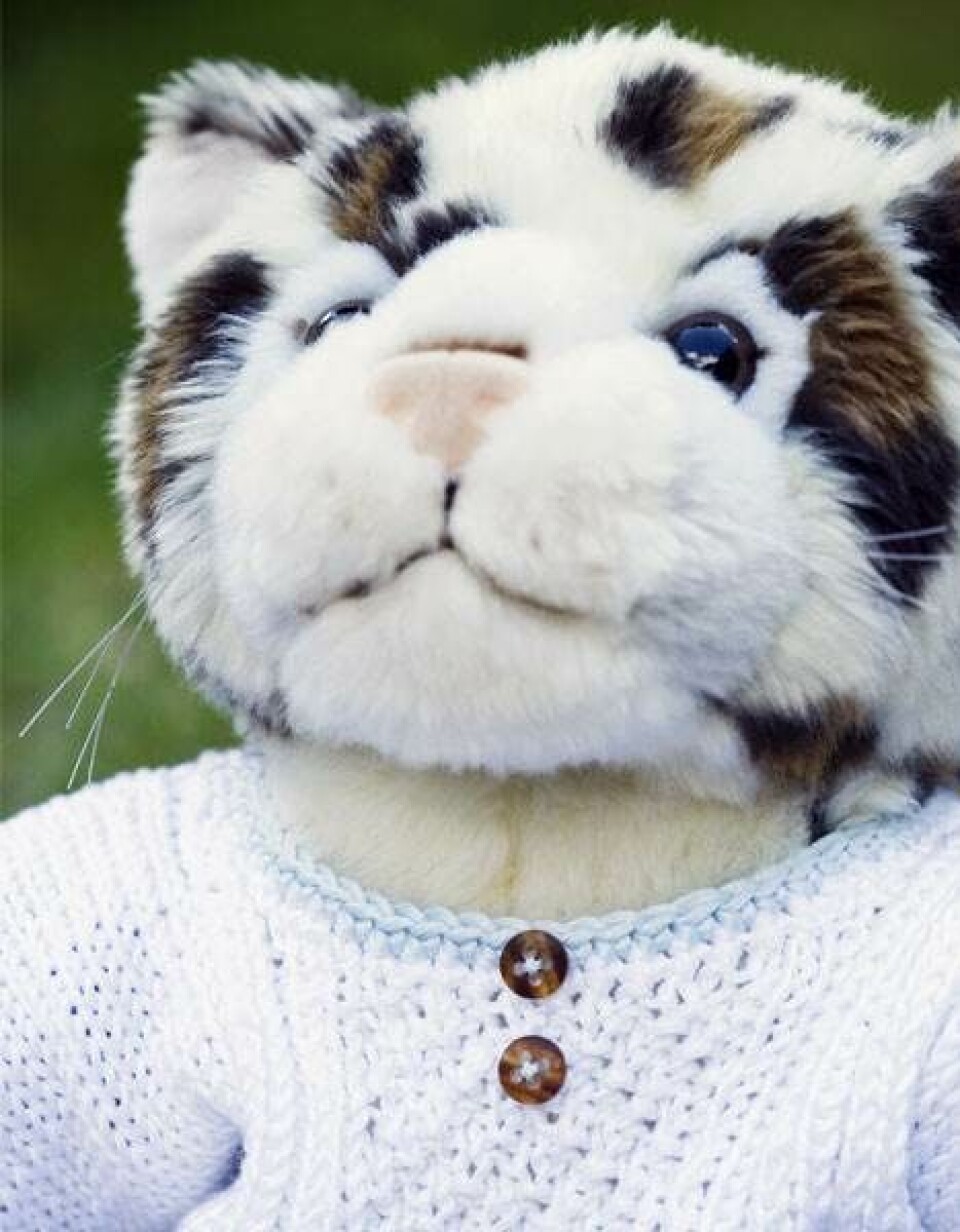 Hvid bluse og mælkedrengestribede shorts til Build-a-Bear